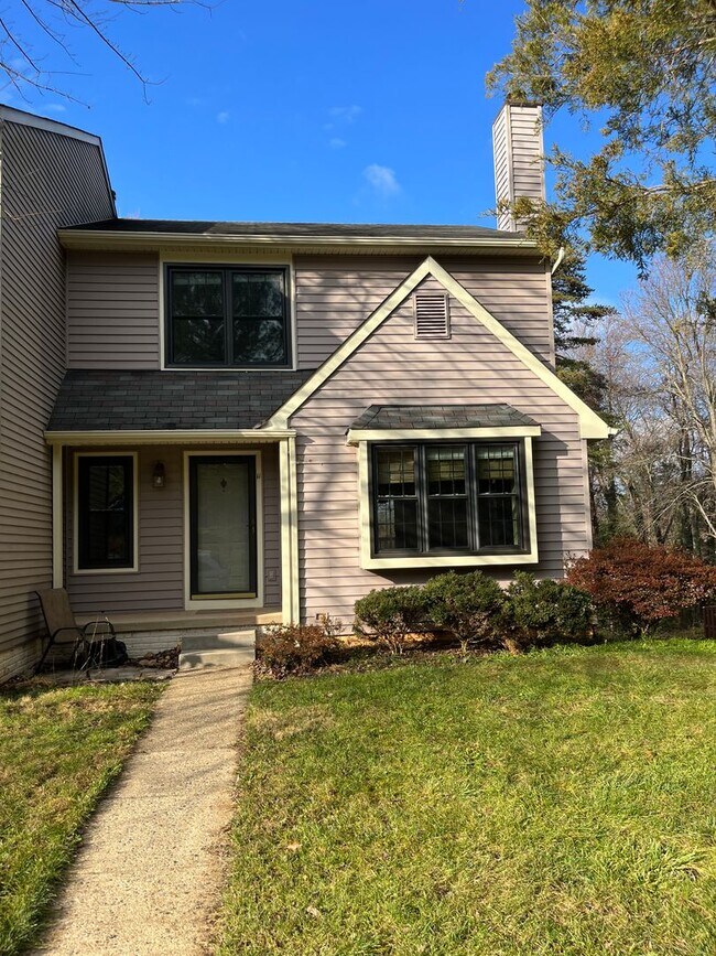 Building Photo - 3BR, 2.5BA end-unit townhouse in Sterling, VA