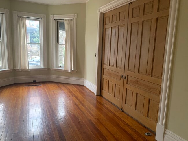 Photo - 605 Greenup St Unit 2