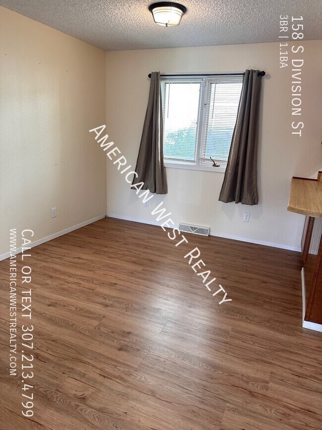 Photo - 158 S Division St