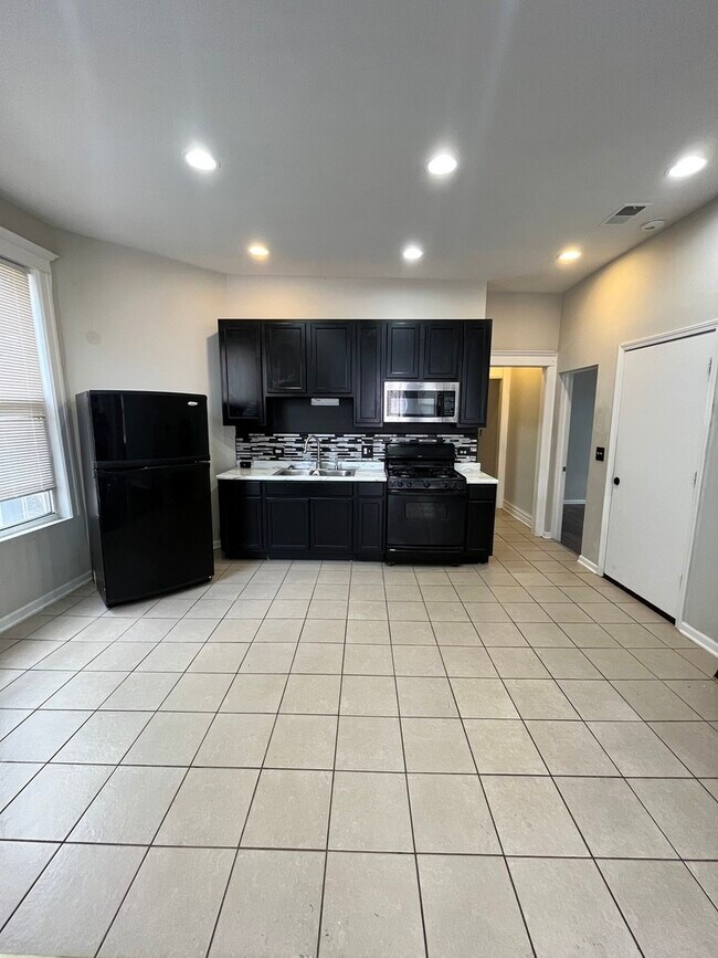 Photo - 847 E 65th St Unit 2