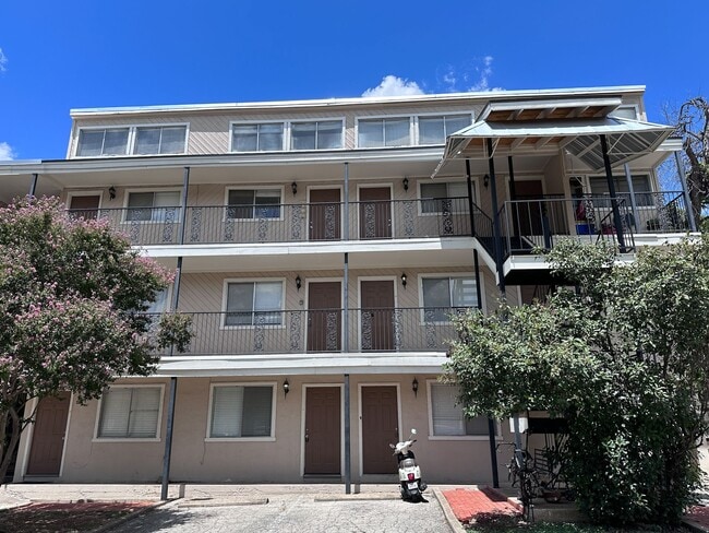 Building Photo - 1010 W 23rd St Unit 14