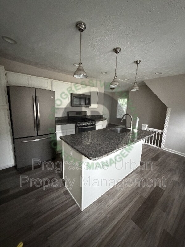 Photo - 2562 W 10th St