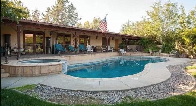 Photo - 3379 50th St W