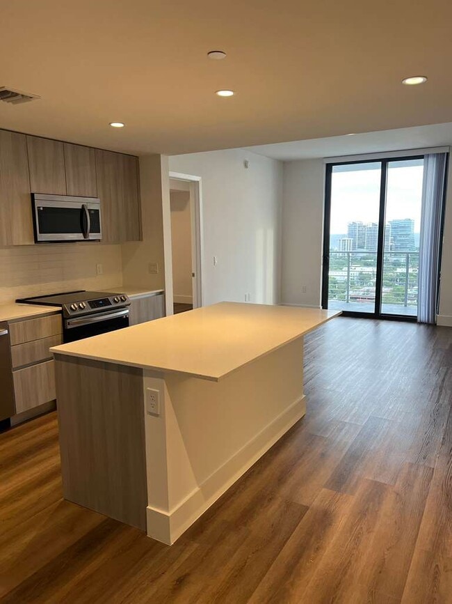 Building Photo - 2722 SW 28th Ave Unit A1