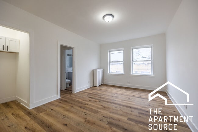 Building Photo - 6930 N Greenview Ave Unit 404