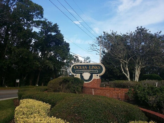 Building Photo - Completely Renovated 3rd Floor condominium with panoramic views GARAGE INCLUDED!