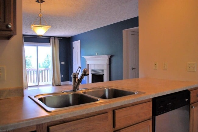 Building Photo - 2 Bedroom 2 Bath Townhouse