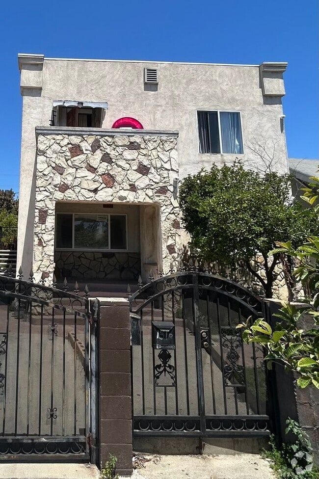 Building Photo - Beautiful Newly Remodeled 3 bedroom Unit 2 (downstairs) Rental