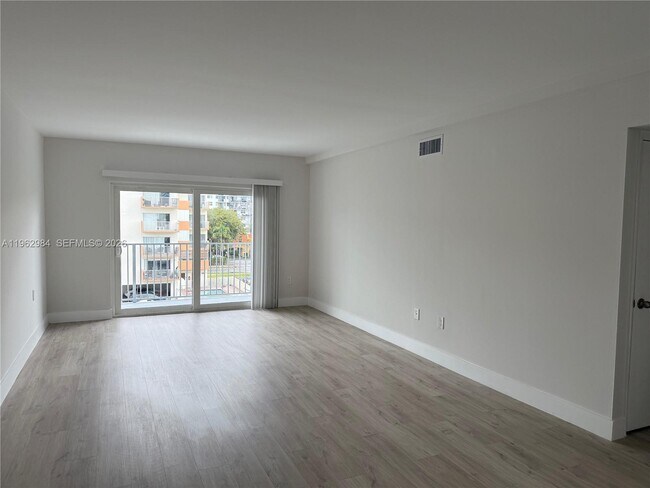 Photo - 3626 NE 168th St Unidad 506