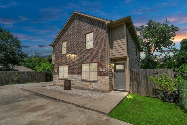 Building Photo - 10022 Raymondville Rd Rental