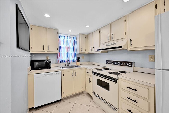 Photo - 3001 W Rolling Hills Cir Unidad 210