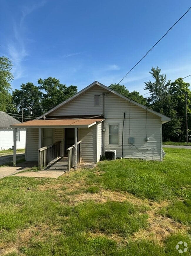 Building Photo - 2 bed/ 1 bath single family home