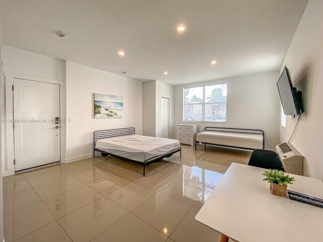 Photo - 924 Marseille Dr Unit 8