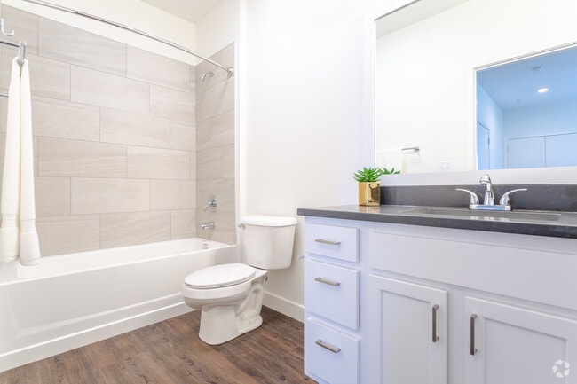 2BR,2BA,1128SF
