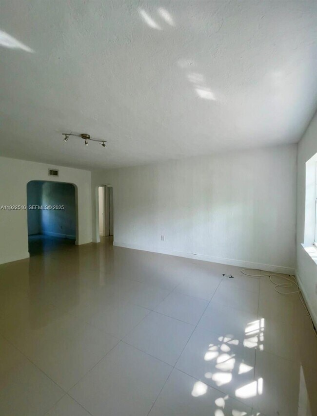 Photo - 531 NE 68th St Unidad 1