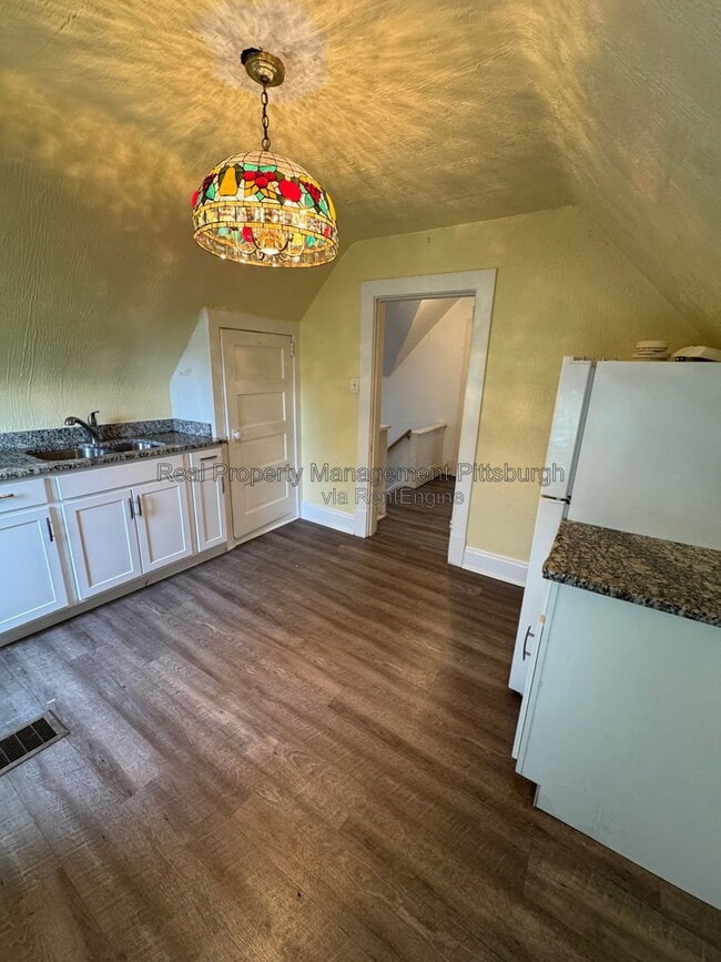 Building Photo - 1217 McNeilly Ave Unit 2
