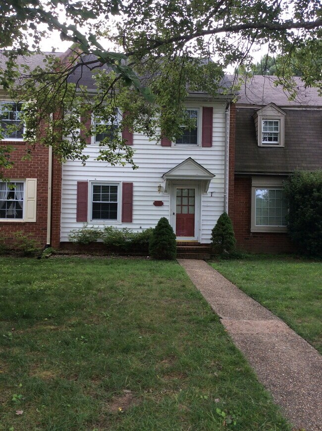 Spacious 3 Bedroom 2 1/2 Bath Townhome - Spacious 3 Bedroom 2 1/2 Bath Townhome