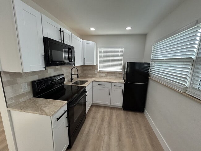 Building Photo - "Cozy 1-Bed Retreat in St. Pete's Heart – ... Unit B Rental