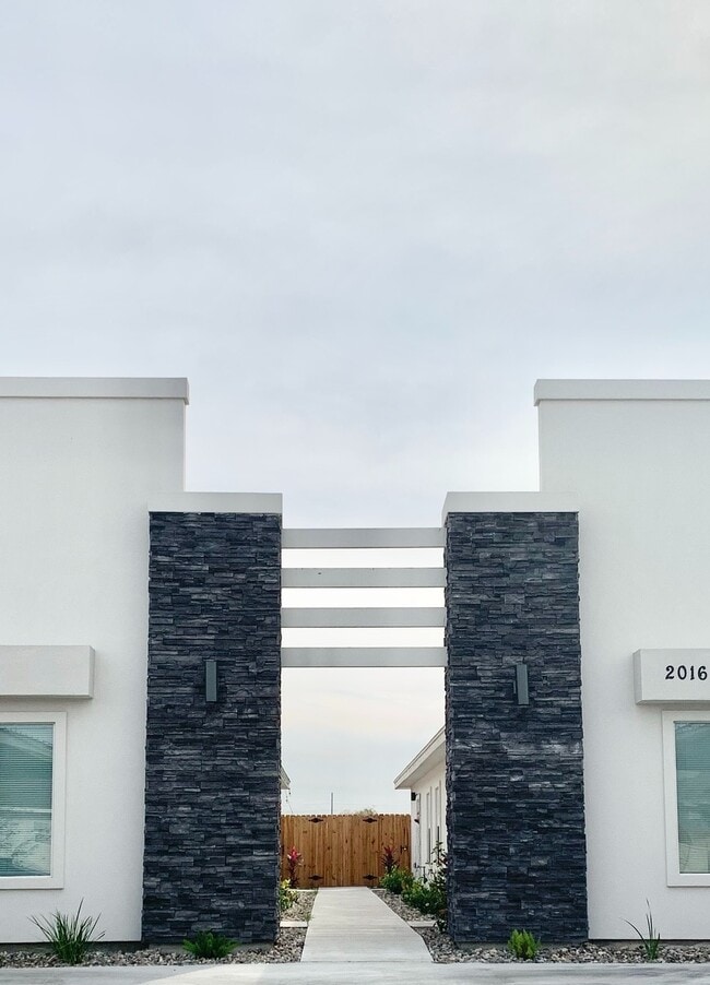 Building Photo - 2016 Summerland Ln Unit 2 Rental
