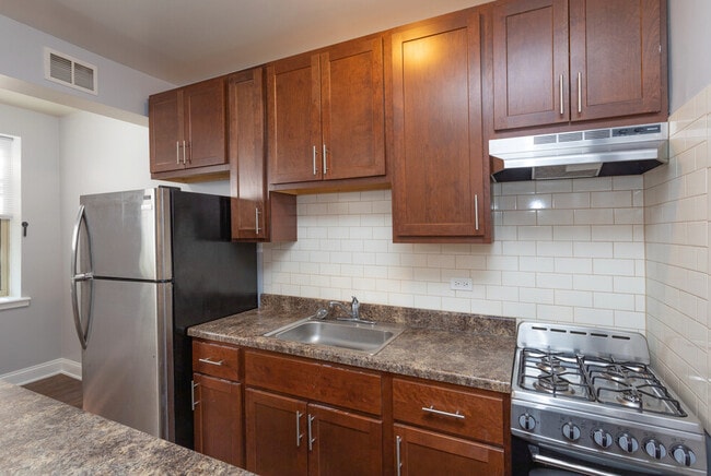 4756 Maplewood Large Studio - 4756 N. Maplewood Ave.