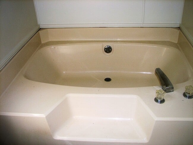 Photo - Madison Co. – Comer, GA – QUIET NEIGHBORHOOD – HOME SITS ON BEAUTIFUL CORNER OF CITY!