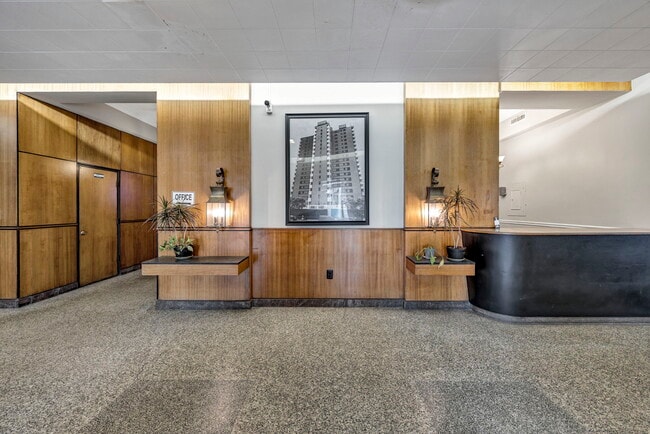 Entrada por la puerta principal - Cornell Arms Apartments