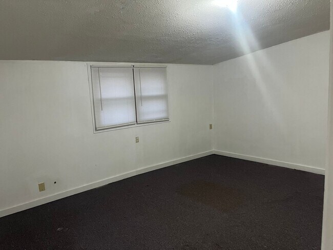 Photo - LARGE 2 BEDROOM HOME WITH OVER 1000 SQ. FT. OF LIVING SPACE, FAMILY ROOM, LIVING ROOM & SINGLE GA...