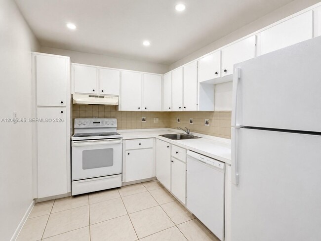 Building Photo - 4384 NW 9th Ave Unit 18-2A