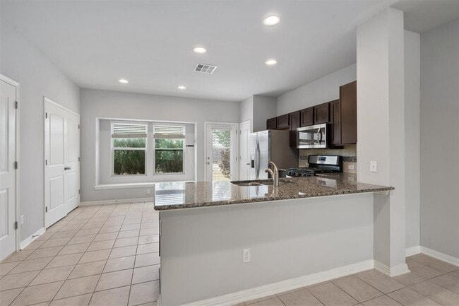 Photo - 207 Wainscot Oak Wy