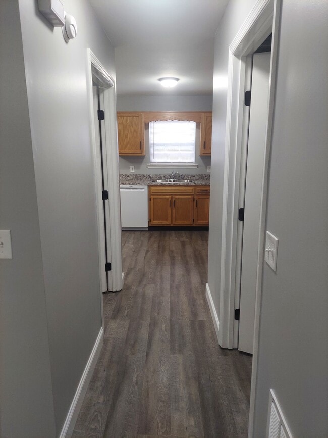 Pasillo a la cocina - 1438 Vance Rd