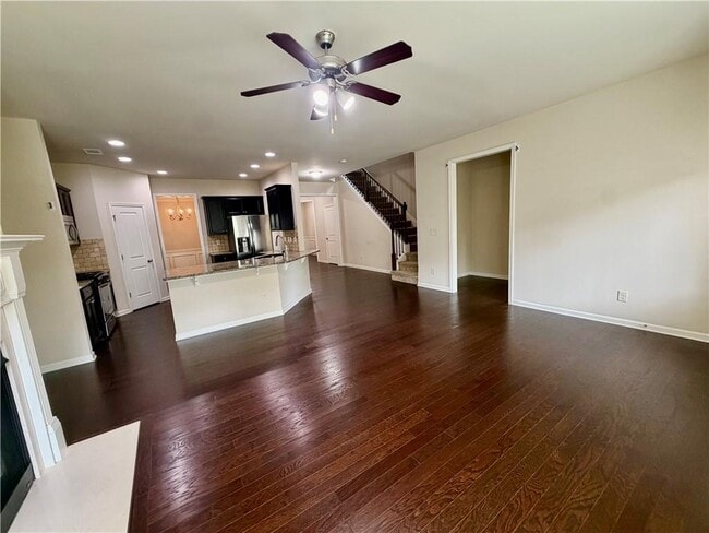 Photo - 4615 Woodbine Way