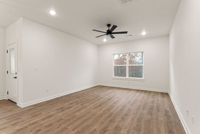 Photo - 18 Dumfries Ln