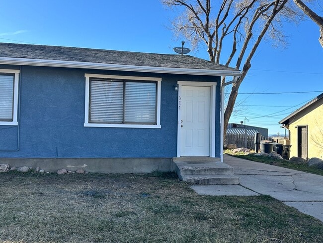 Building Photo - 2 Bedroom, 1 Bathroom Twin Home