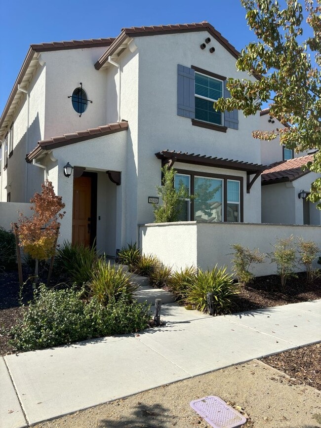 Building Photo - Beautiful Roseville House