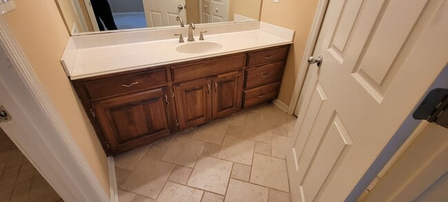 Building Photo - 2 Bed/ 2.5 Bath Townhouse