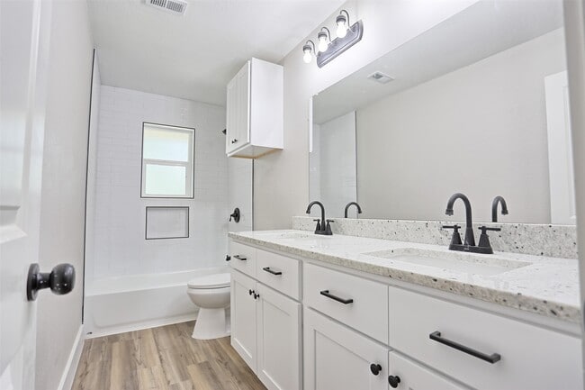 Photo - 704 Natchez River Cir