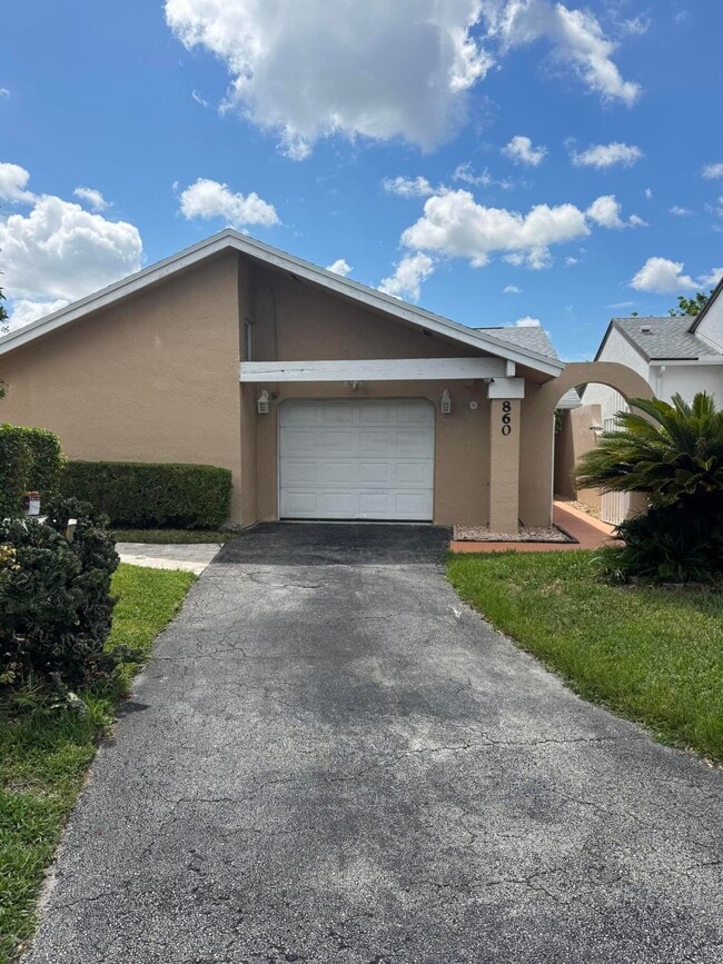 Building Photo - 860 NW 21st Way Rental