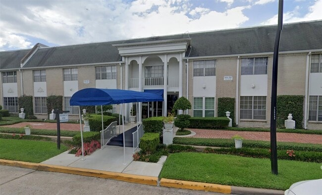 Building Photo - 2700 Bellefontaine Unit A25