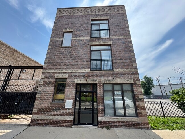 Building Photo - 3628 N Milwaukee Ave Rental