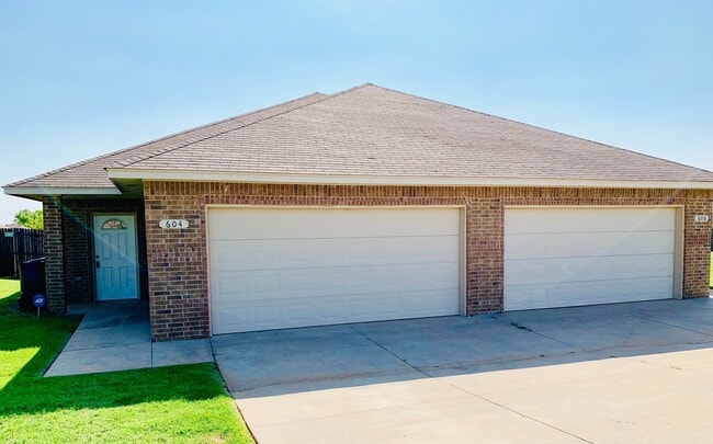 Building Photo - Charming 3BD 2BA Duplex in Yukon, The Gardens @ Chisholm Creek!!