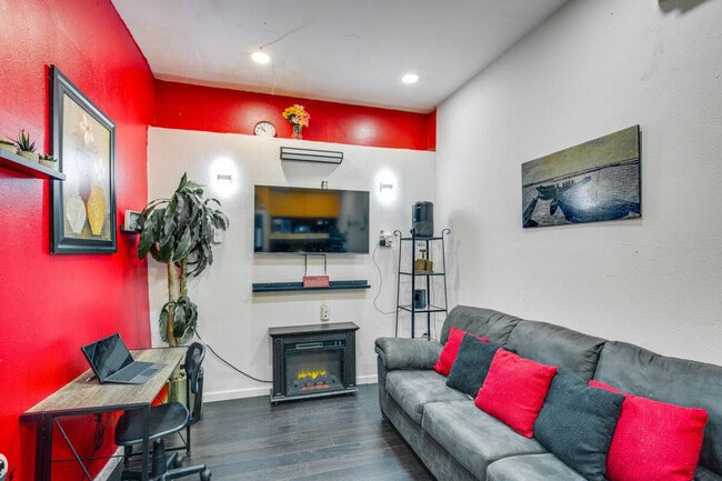 Building Photo - 7244 Piedmont Dr Unit ID1385700P