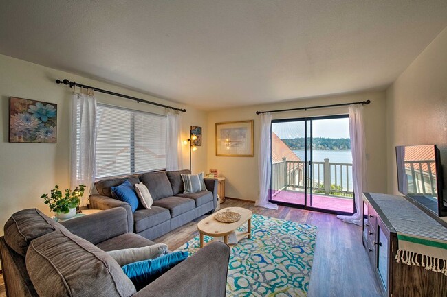 Building Photo - 3777 NE Bahia Vista Dr Unit Seaside Cottage Rental