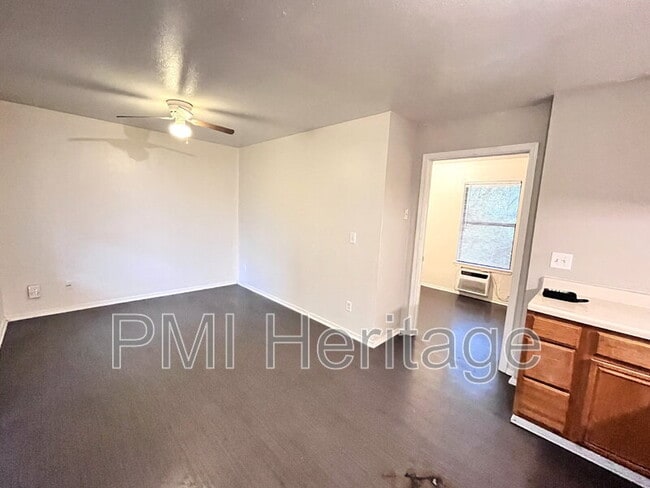 Building Photo - 809 E Huntsville Ave Unit Apt 204