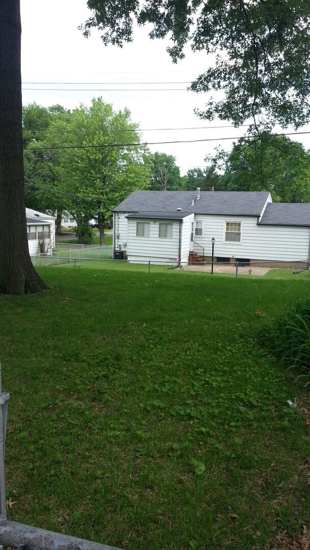 Photo - CIMING SOON! 2 B 1b Bellefontaine House For Rent