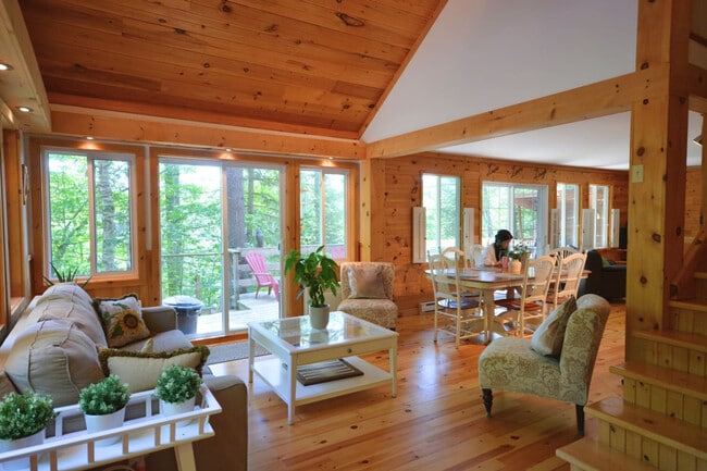 Building Photo - 33 Chem. du Lac-Clark
