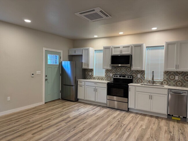 Photo - 1 bed 1 bath Just renovated! Stunning High...