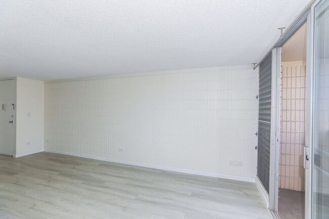 Photo - Sunset Lakeview - Fully renovated 3 bedroom, 2 bath on lower floor comes with tandem parking for ... Unidad B502