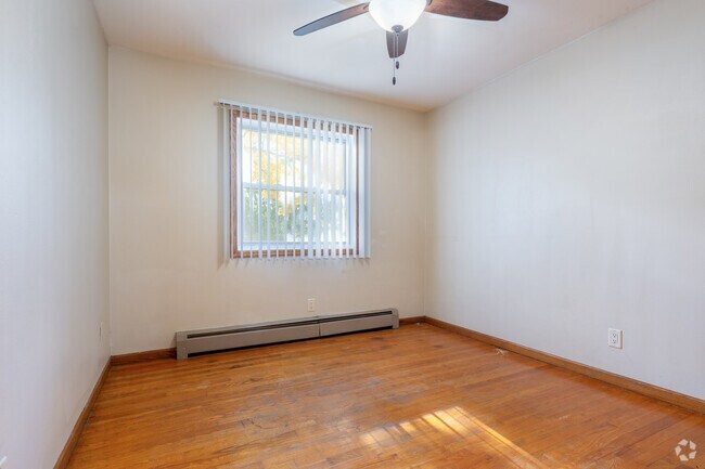 2BR, 1BA - 750SF - Bedroom