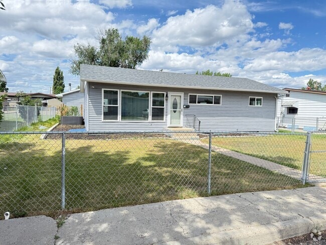 Building Photo - Spacious 4 bedroom home in Forest Park
