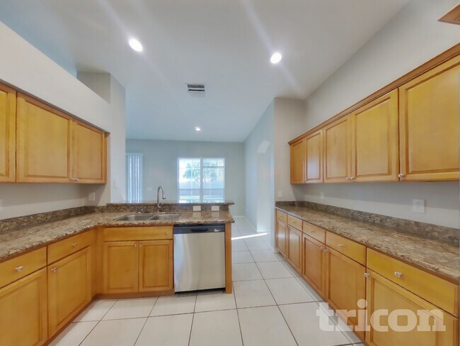 Photo - 28634 Hanging Moss Loop